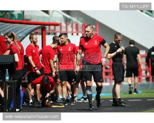 拉人犯规的判罚标准及裁判判断细节解析
